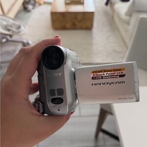 Sony Carl Zeiss Lens HandyCam Camcorder touch panel lcd usb needs battery